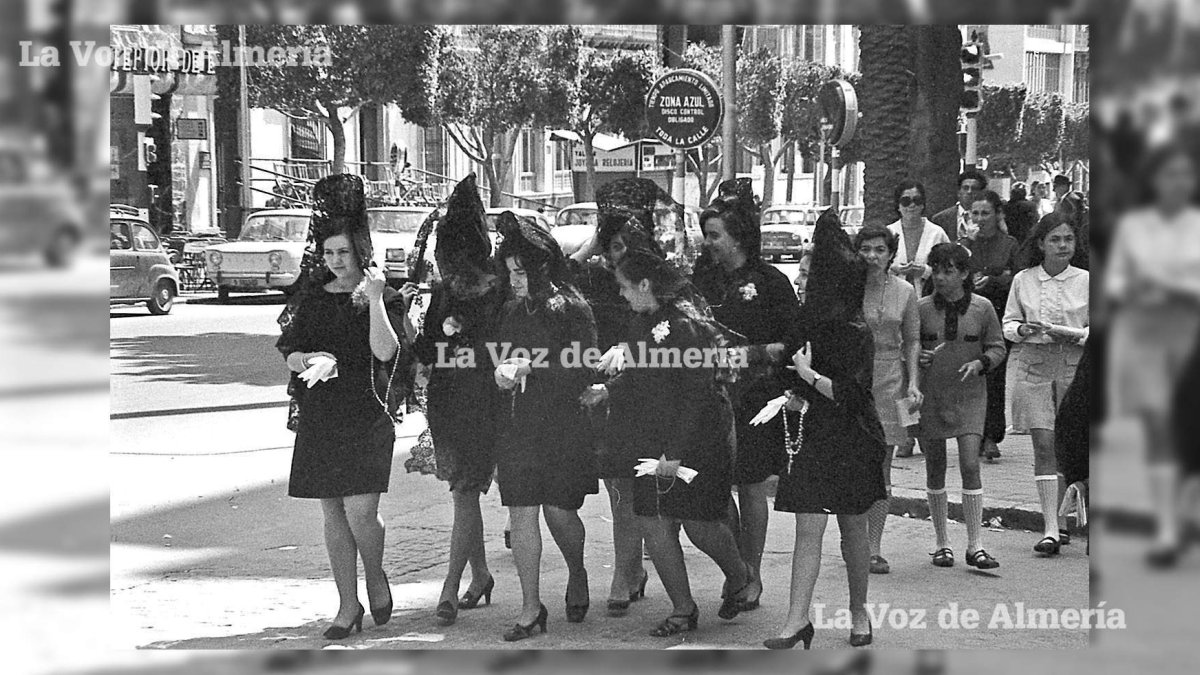 Un grupo de muchachas vestidas de mantillas subiendo por el Paseo donde iba
la gente a encontrarse más que a sentir las procesiones.