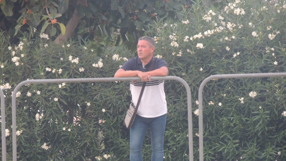 David Vizcaíno viendo un entrenamiento del Almería esta temporada.