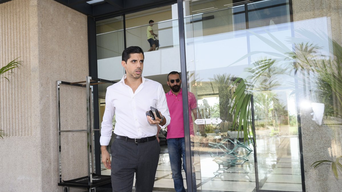 Darío Drudi con Mohamed El Assy, en segundo plano.