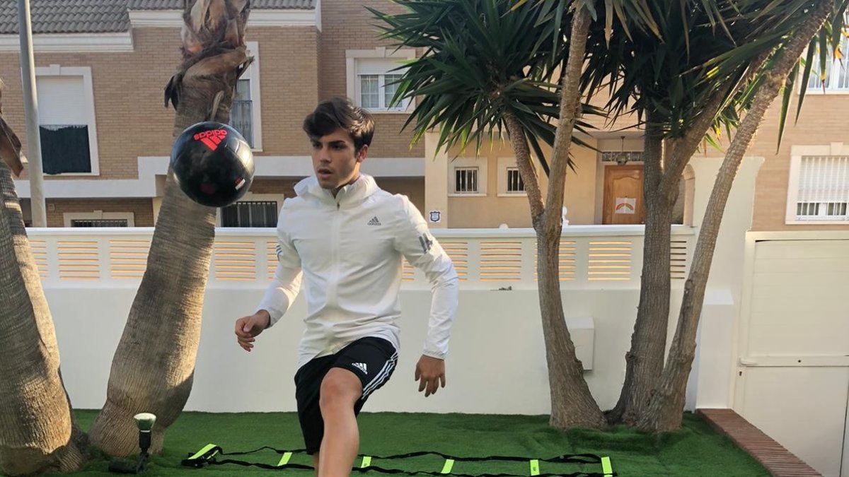 Dani Albiar entrenando en casa durante el confinamiento.