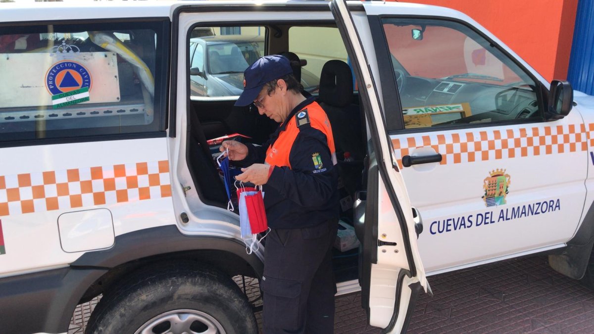 Parte de las macarillas se han destinado a los miembros de Protección Civil