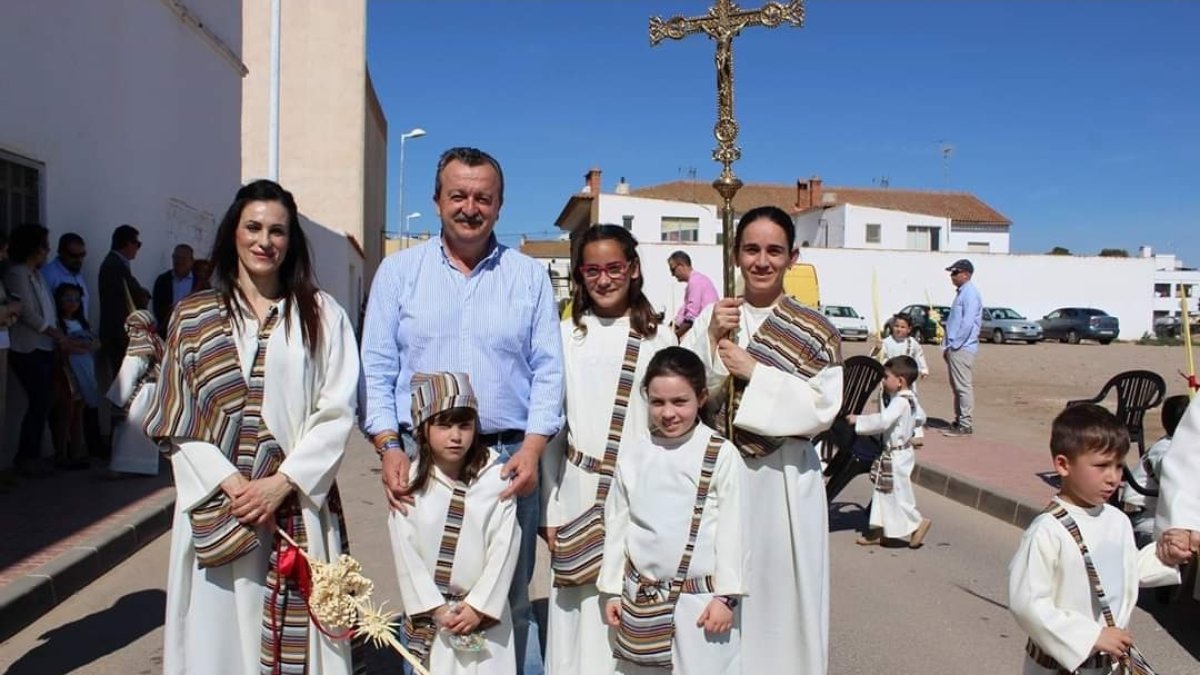 El alcalde de Pulpí Juan Pedro García con el \'Pueblo hebreo\' un Domingo de Ramos anterior.