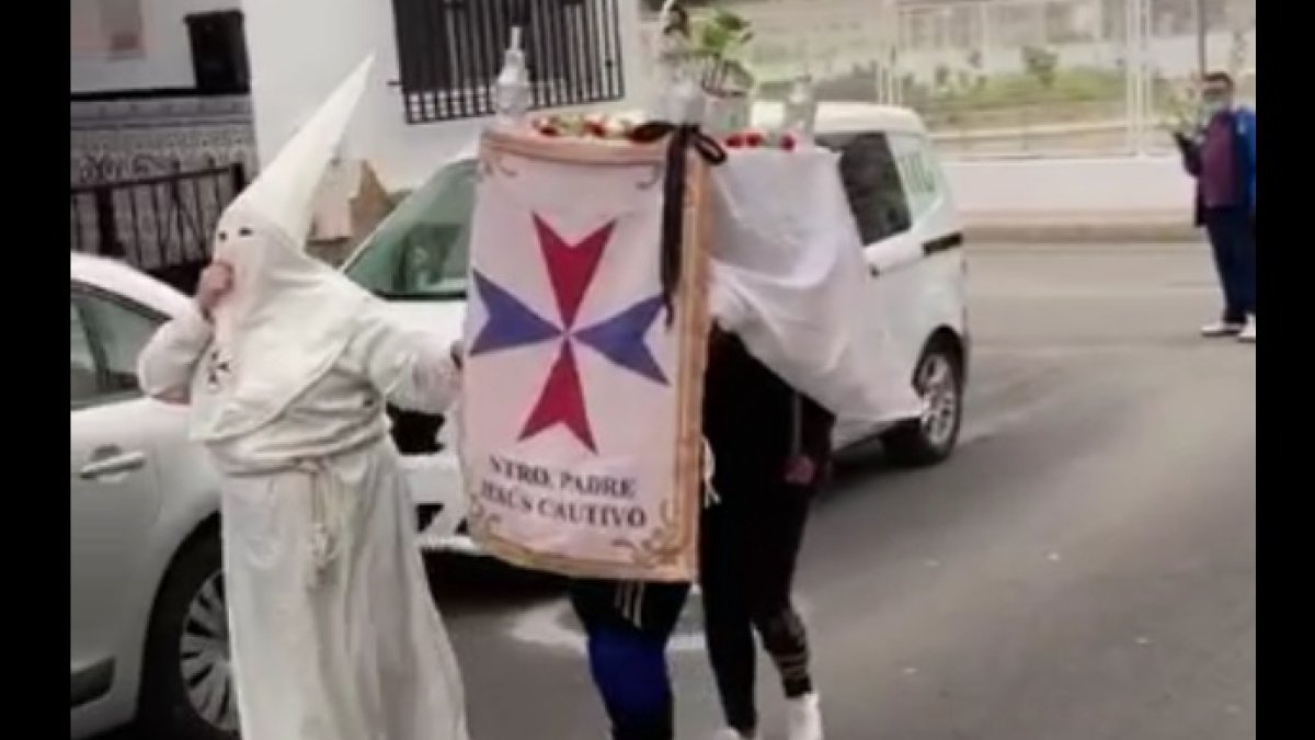 Parodia de procesión realizada en una calle de Huércal-Overa.