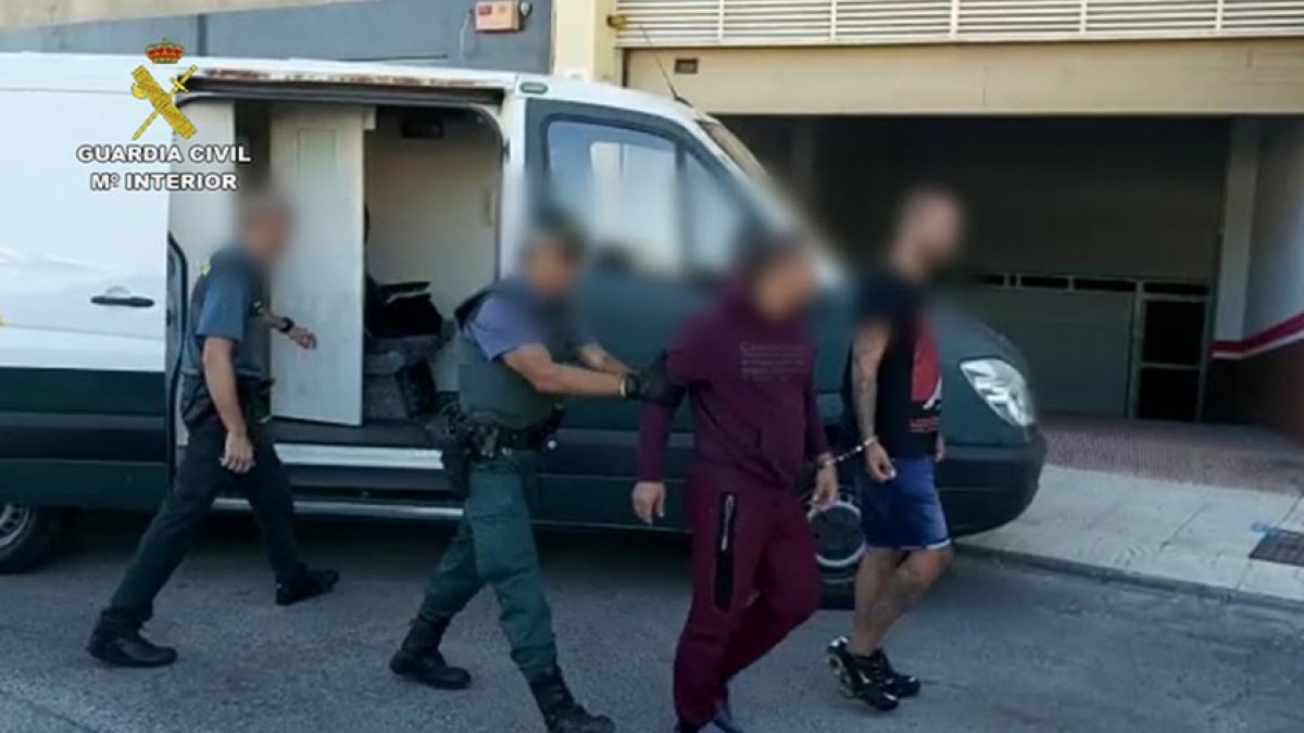 Traslado de detenidos en la operación