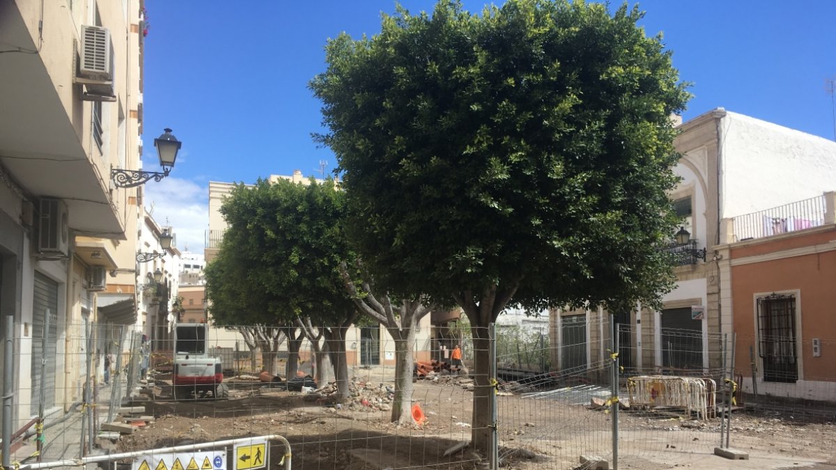 obras detenidas, como la de la Plaza Careaga, a la espera de que acabe el confinamiento, a la espera de que vuelva la vida a la ciudad.