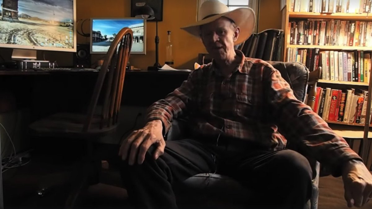 El cineasta Alex Cox, en un fotograma del vídeo dirigido a Tabernas.