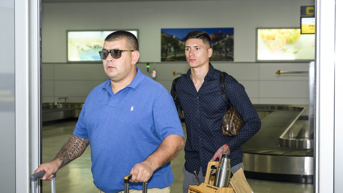 Darwin Núñez llegando a Almería con su representante.