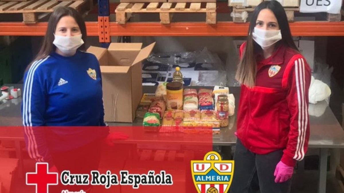 Rocío y Cristina, de la Fundación UDA, no paran de trabajar.