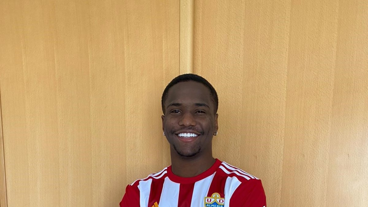 Jonathan con la camiseta del Almería en casa.