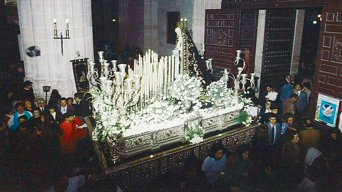 Imagen de la Virgen de la Soledad en el interior de la Catedral en los años noventa.