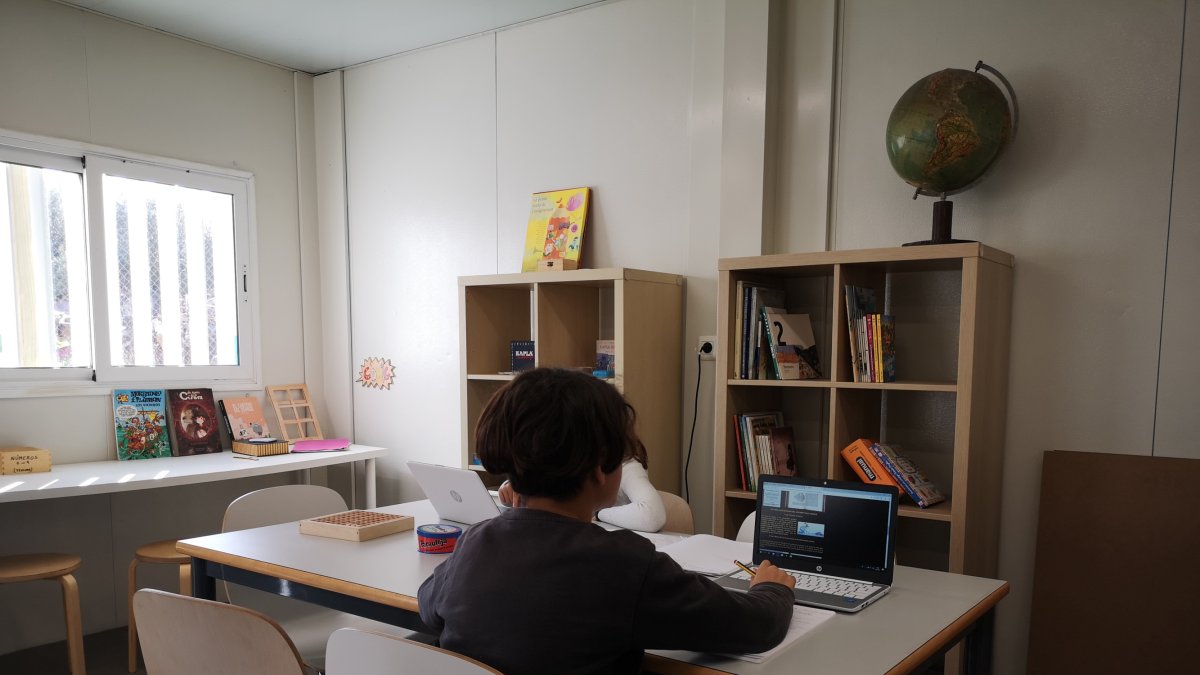 Un niño usa un ordenador para hacer ejercicios escolares.