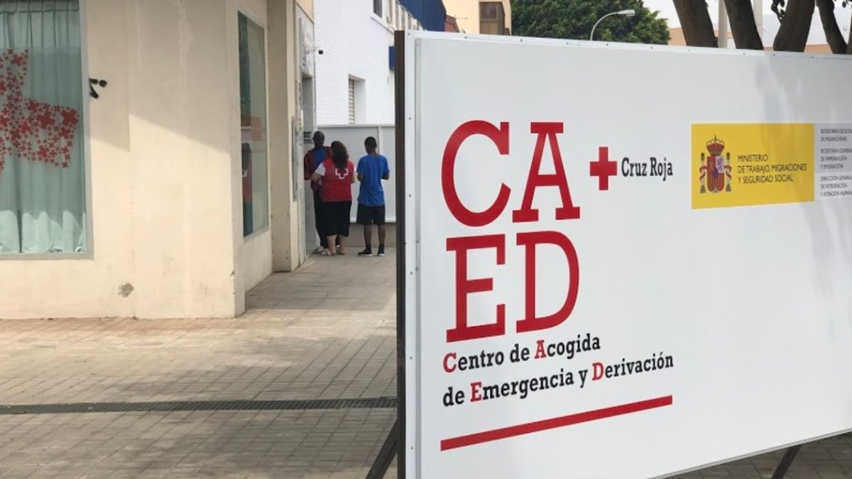 Exterior del Centro de Acogida de Emergencia y Derivación de Cruz Roja en la capital almeriense.
