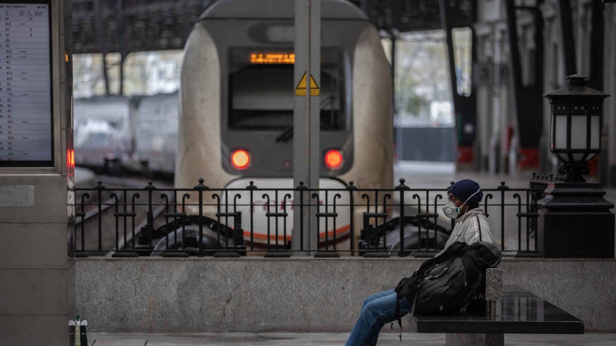 El Gobierno recomienda usar mascarillas en el transporte público.