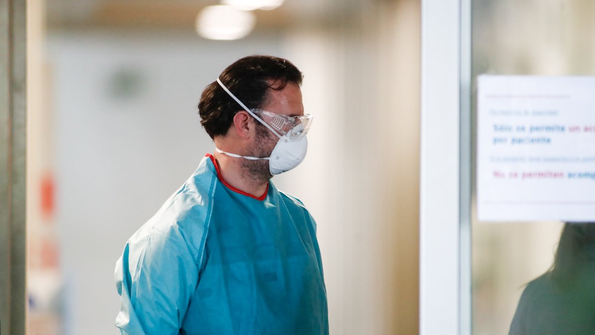 Por primera vez en Madrid hay en 24 horas más pacientes dados de alta (1.293) que contagios (906).