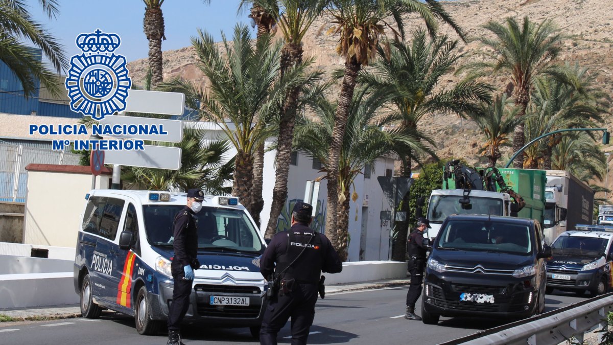 La Policía Nacional mantiene controles en toda la ciudad durante el estado de alarma.