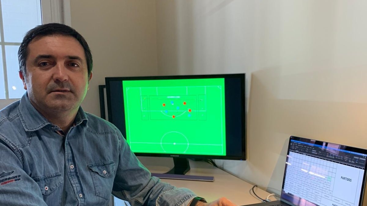 Manolo López, coordinador deportivo de La Cañada, en su despacho.