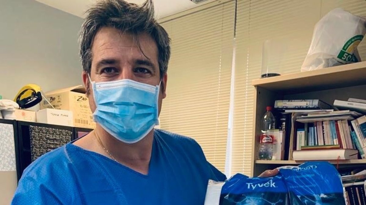 Antonio Martínez Amo recibió el paquete con los trajes EPI.