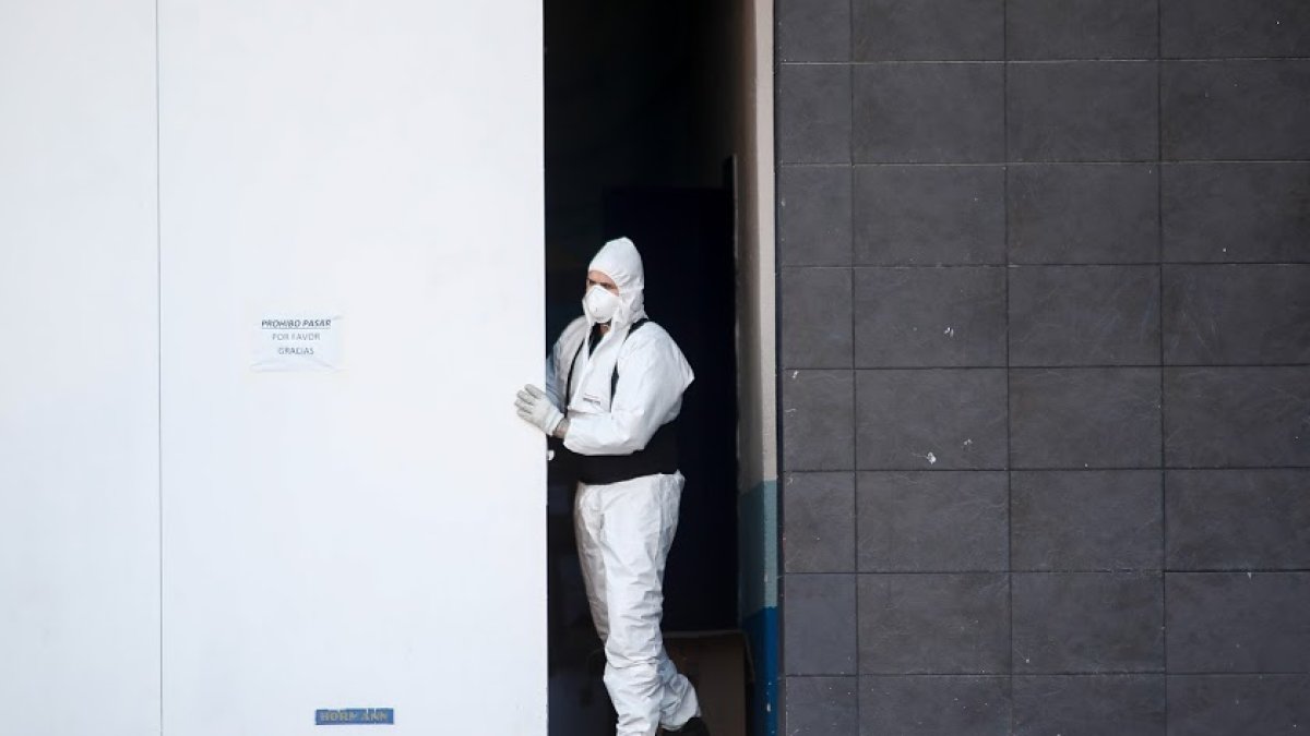 Un sanitario trabajando ataviado con su traje de protección individual.