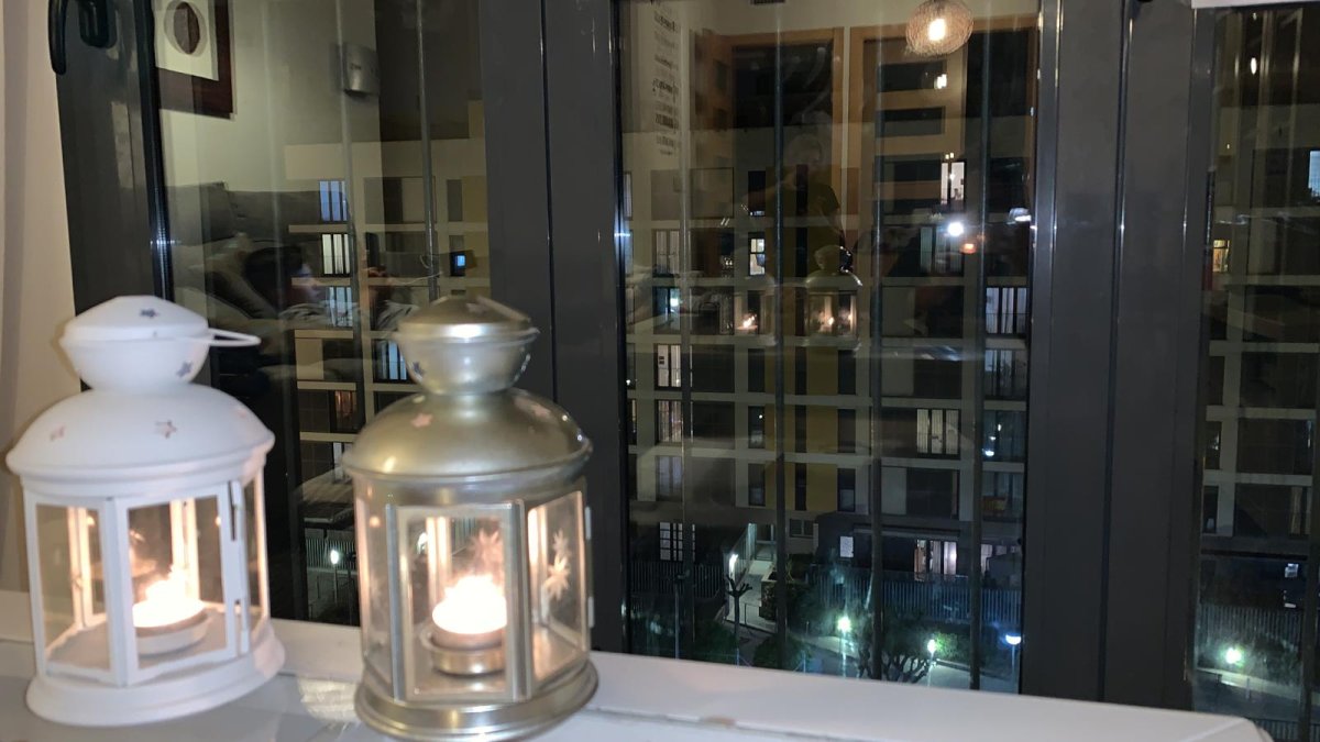 Cristina, almeriense residente en Valencia, se sumó a la iniciativa de encender una vela por los fallecidos.