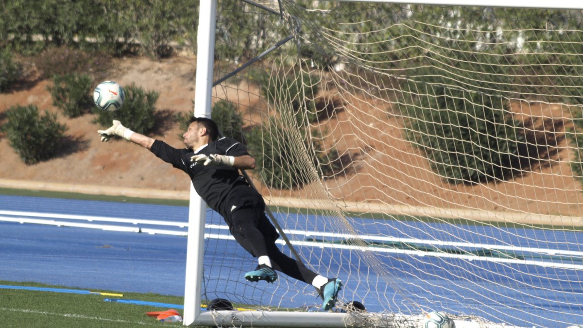 René Román en un entrenamiento con el Almería.
