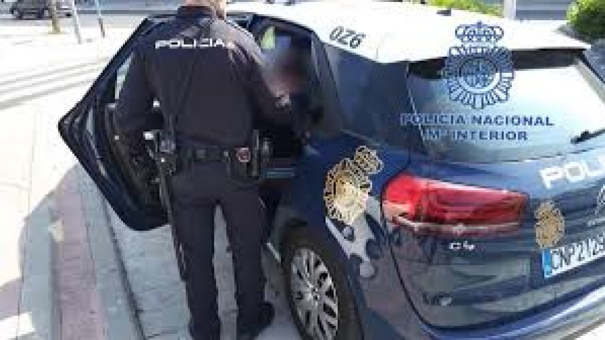 Imagen de archivo de una detención practicada por la Policía Nacional.