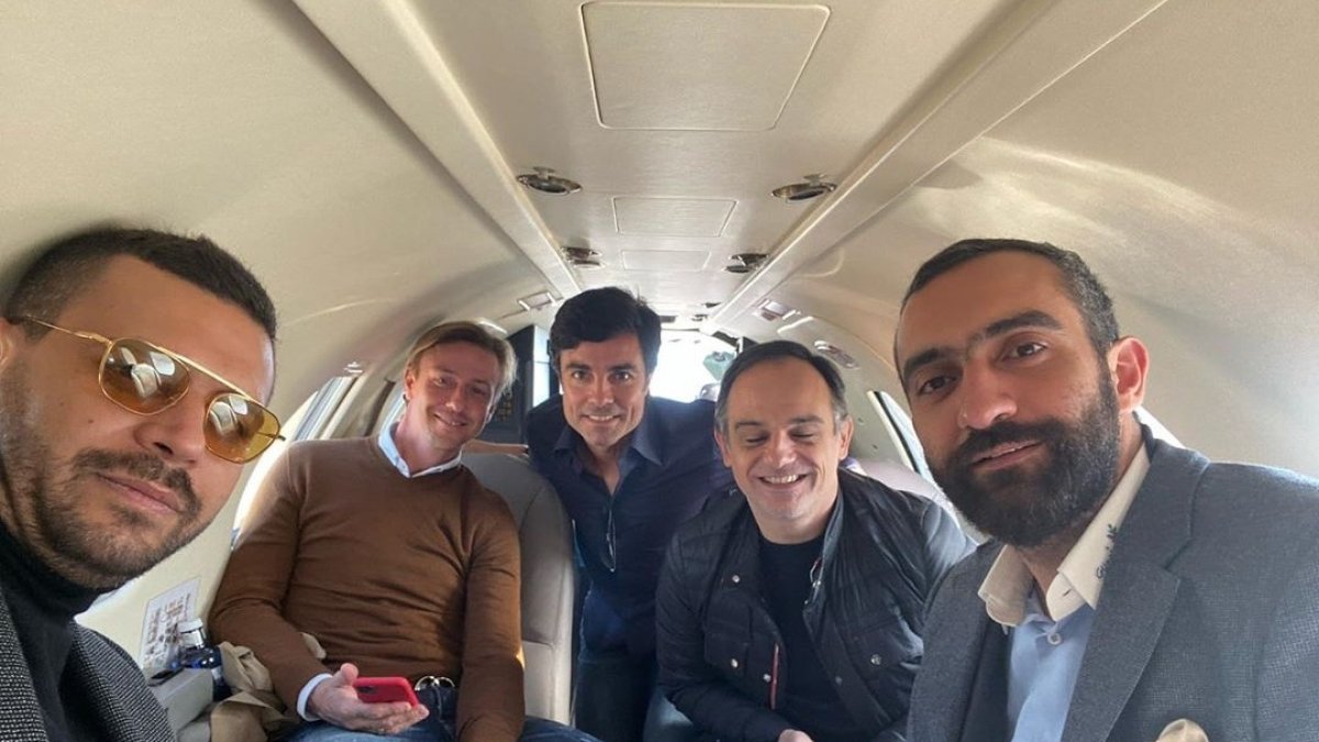 El jet del presidente con sus hombres.