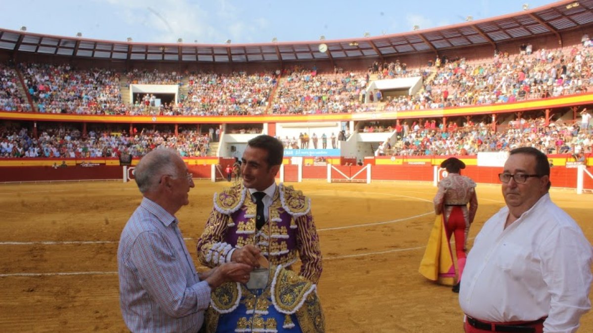 El Fandi donó al Museo de Roquetas su vestido de luces tras la Feria Taurina de 2018.