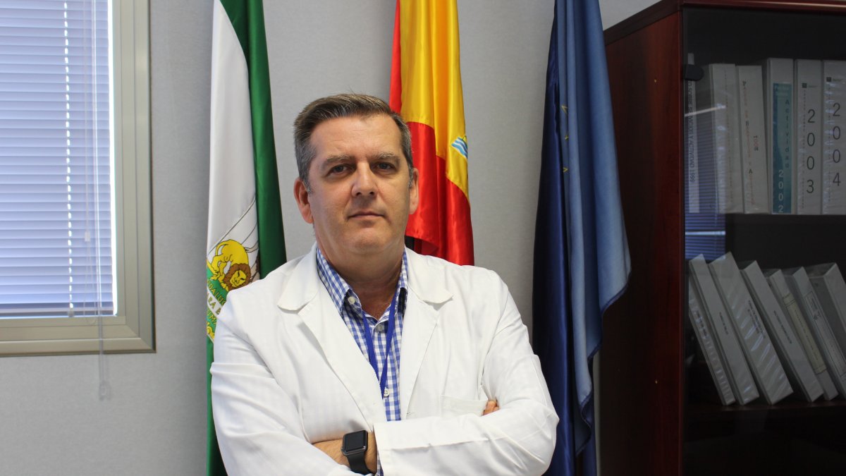 Pedro Acosta en su despacho en el Hospital de Poniente.