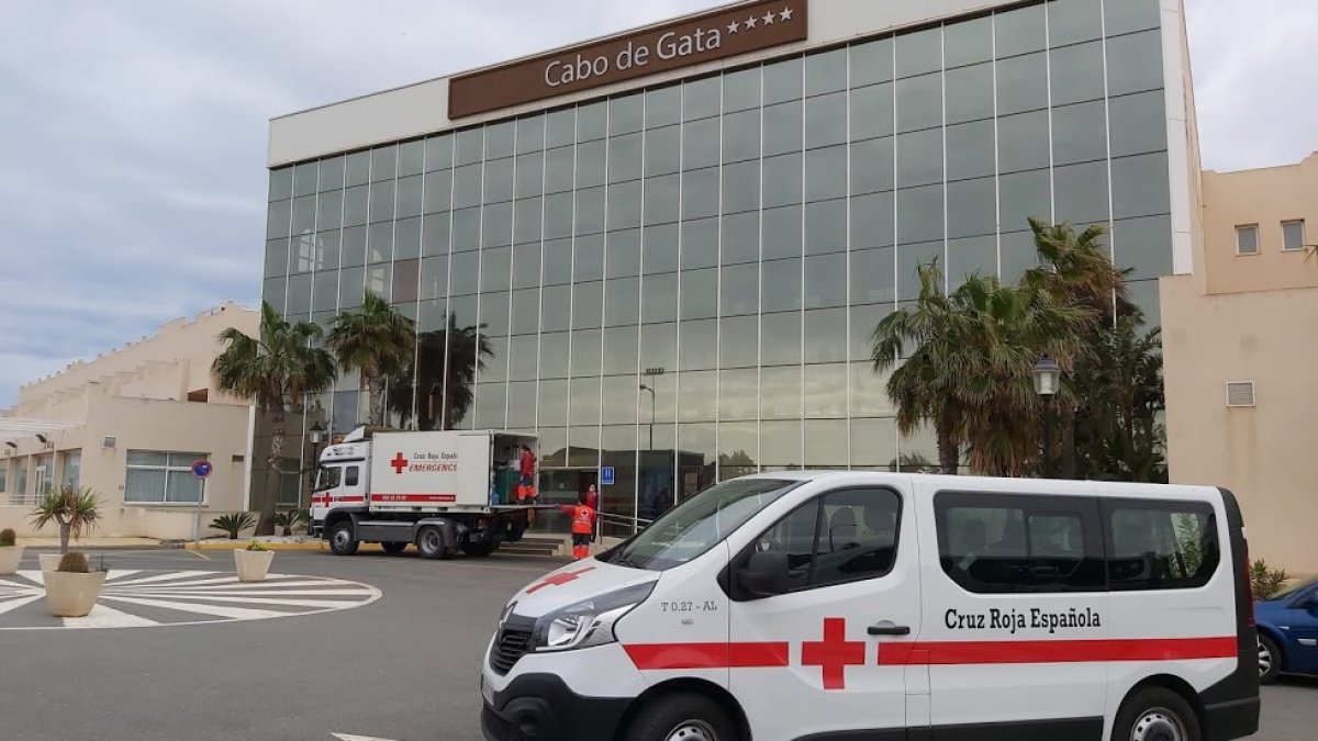 El Hotel Senator acoge a 70 familias inmigrantes en El Toyo.