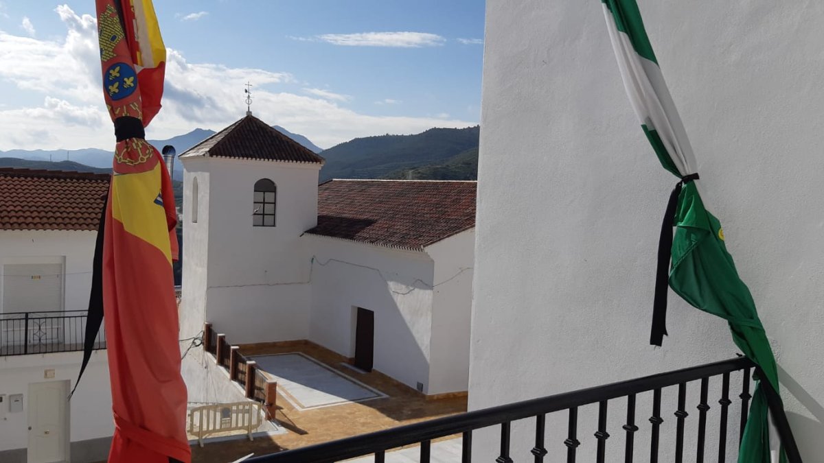 Banderas a media asta en el Ayuntamiento de Líjar.
