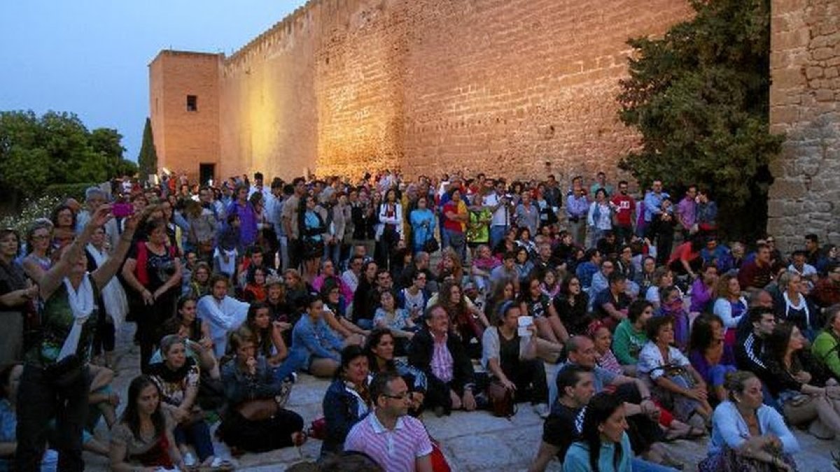 Público asistente a una edición anterior del Amanecer en la Alcazaba.
