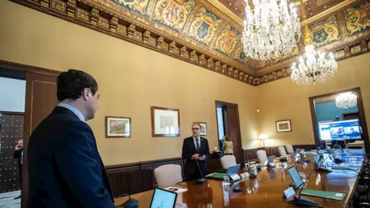 El consejero de Presidencia, Elías Bendodo, en una reunión con el presidente andaluz, Juanma Moreno.