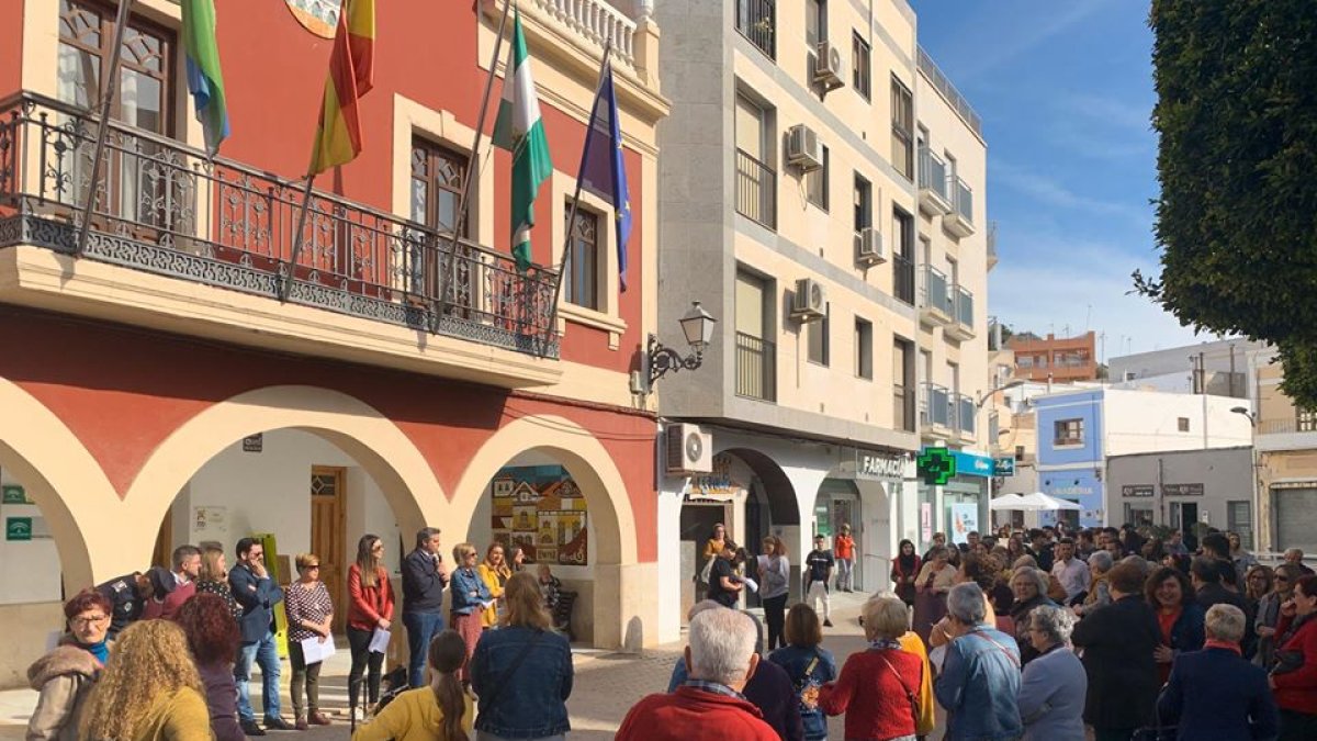 El alcalde del municipio dirigiéndose a los vecinos.