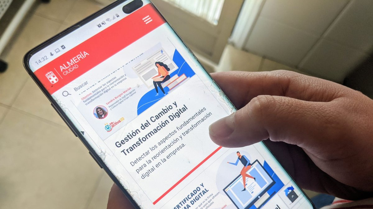 Cursos \'on line\' ofrecidos por el Ayuntamiento en un dispositivo móvil