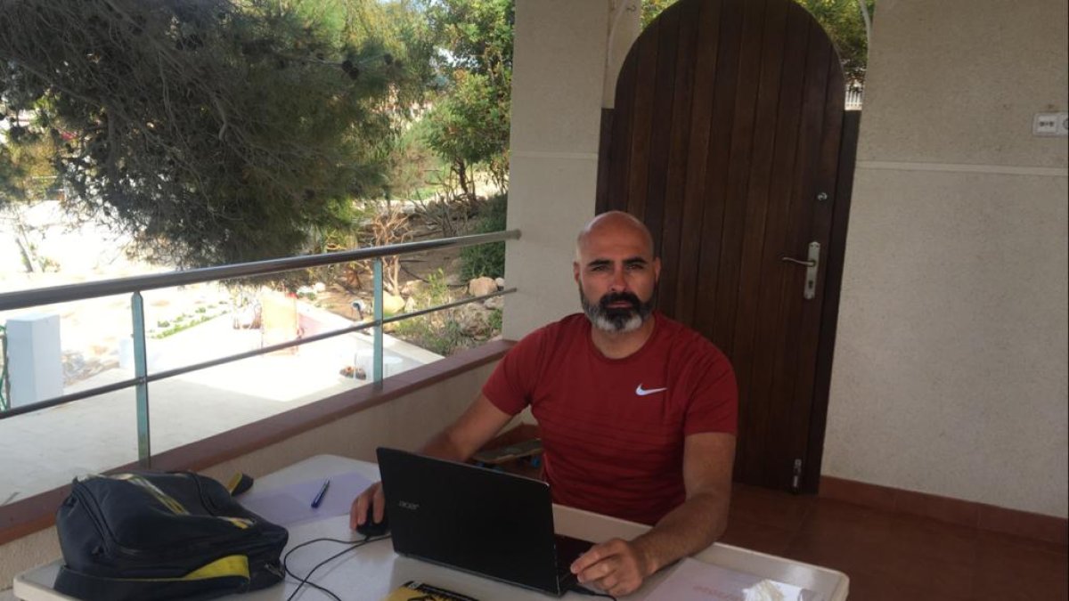 Tato Alcázar trabajando desde casa con la plantilla.
