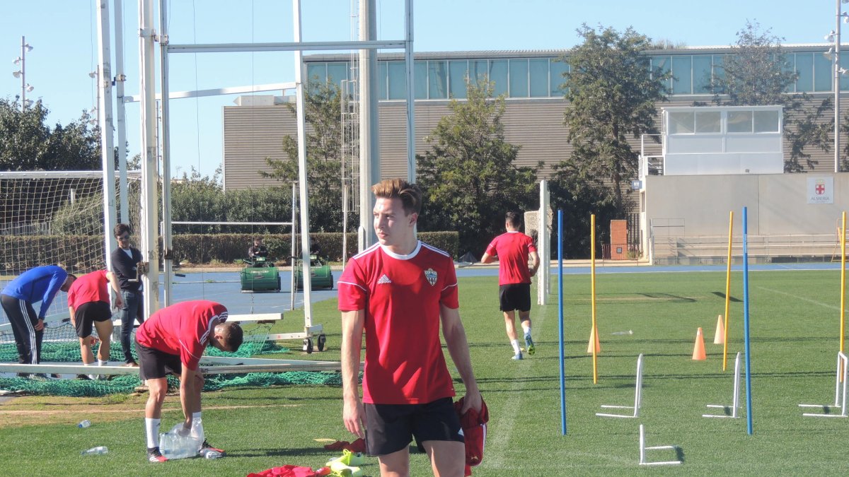 Francis Guerrero en su primer día de rojiblanco en el campo Anexo.