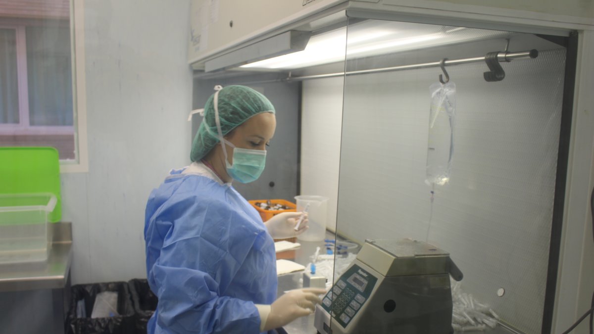 Trabajo de preparación en el área de Farmacia.