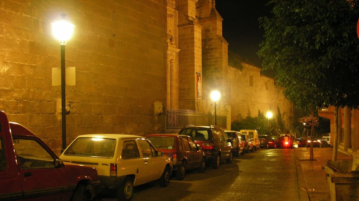 Las calles de la ciudad de madrugada están doblemente vacías estos días, como esta calle Velázquez.