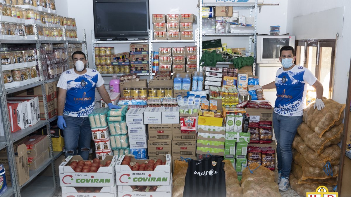 El Almería también reparte productos de primera necesidad en Carboneras.