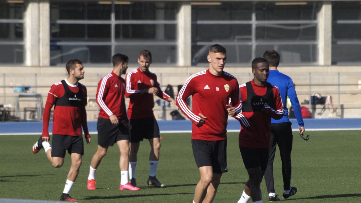El Almeria está pendiente de doce integrantes de la plantilla.