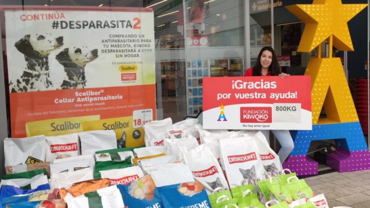 Entrega del pienso a las protectoras de la ciudad.