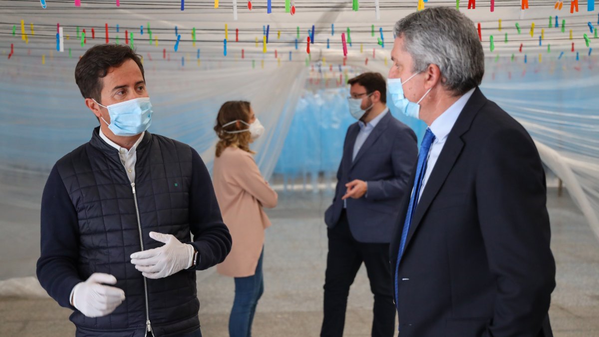 El delegado de Salud junto al alcalde de El Ejido en la Nave Cultural de La Aldeílla. l