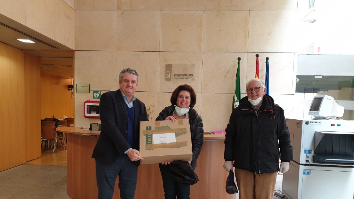 Momento de la entrega del material.