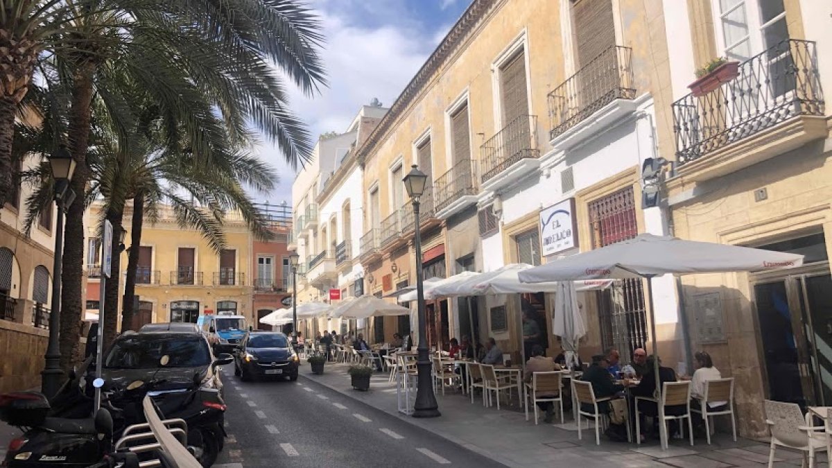 Terrazas y veladores en la calle Jovellanos de Almería.