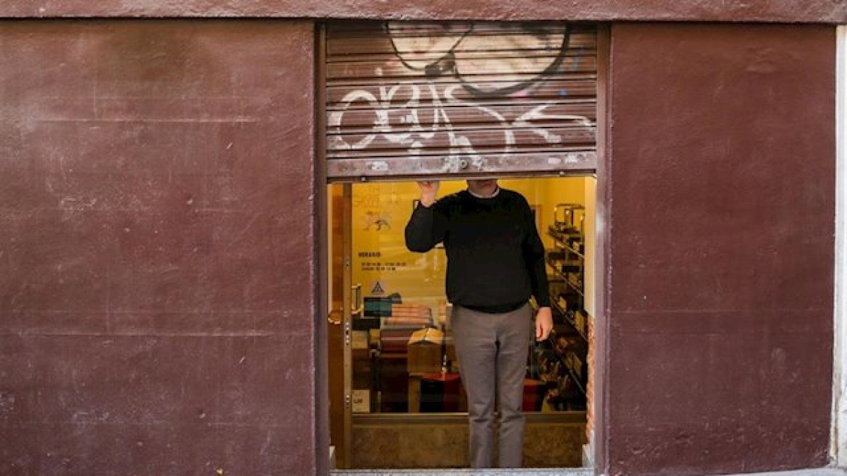 Un trabajador autónomo cierra su negocio.