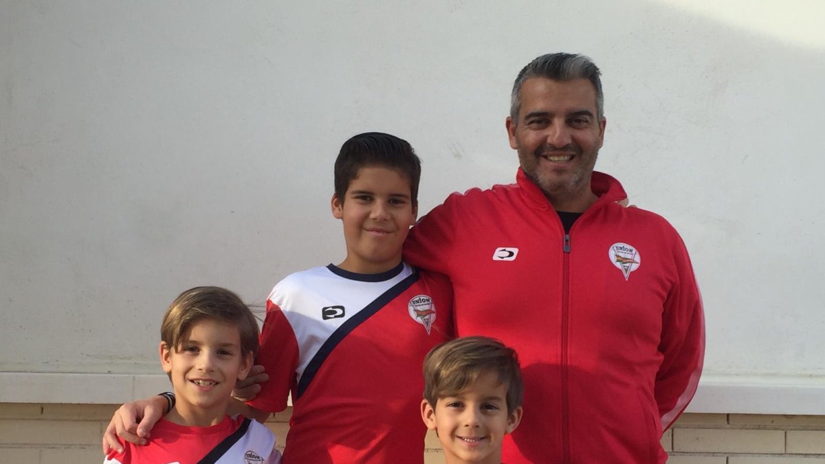 Pepe Morales con los tres pequeños de la casa: Enzo, Marco e Ismael.