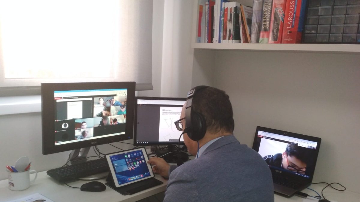 Un profesor, en clase con sus alumnos a través de videoconferencia.