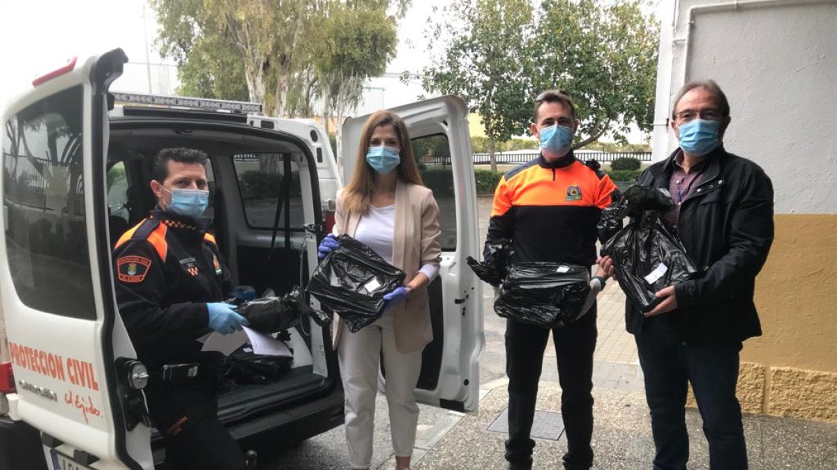 Agentes de Protección Civil reparten el material.