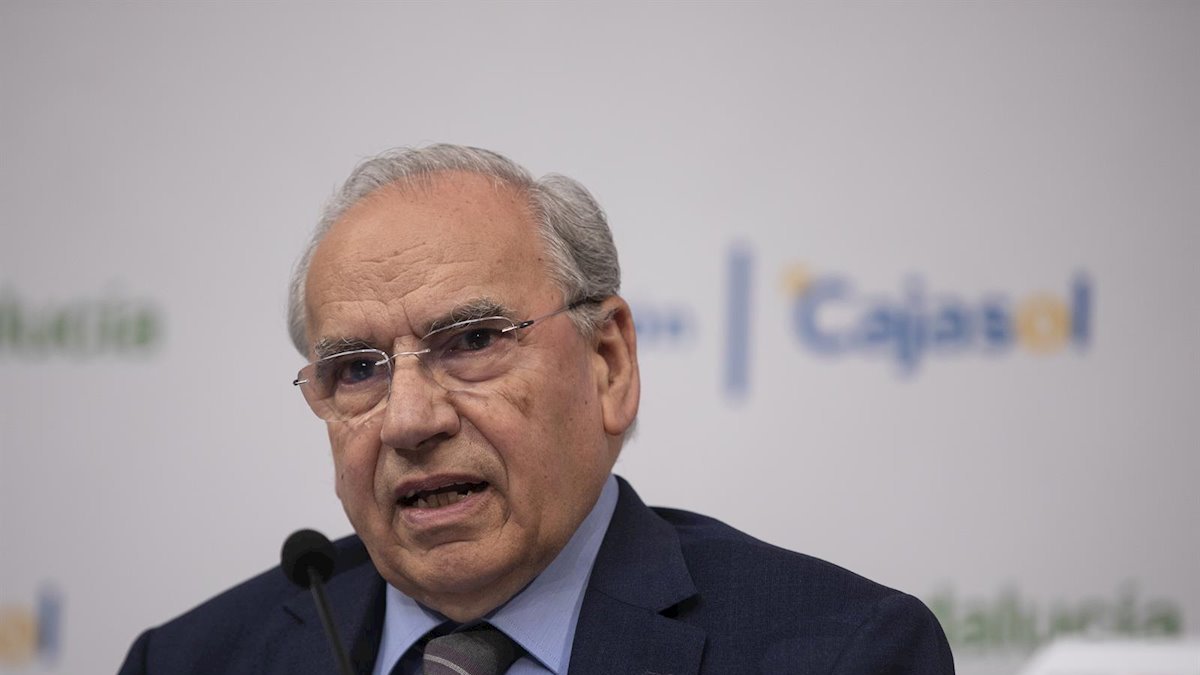 Alfonso Guerra invita a hablar a Gobierno y oposición.