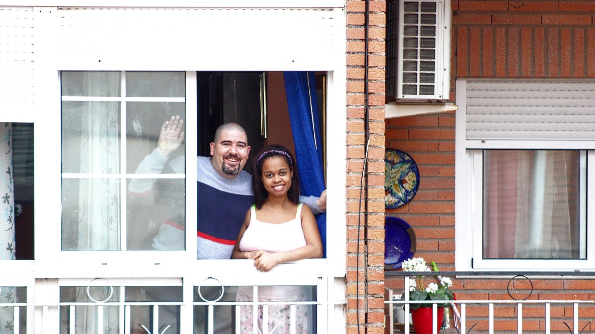 Carlos y Leidi anuncian a sus vecinos que próximamente nacerá su hija Leire.